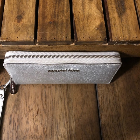 LIMITED Michael Kors wallet. GONE Given as a gift - Picture 2 of 8
